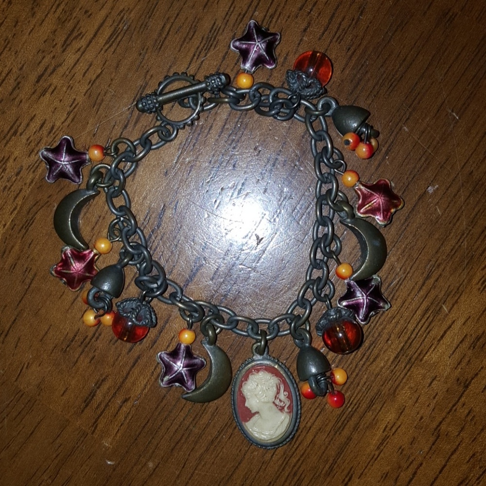 Lovely costume cameo bracelet